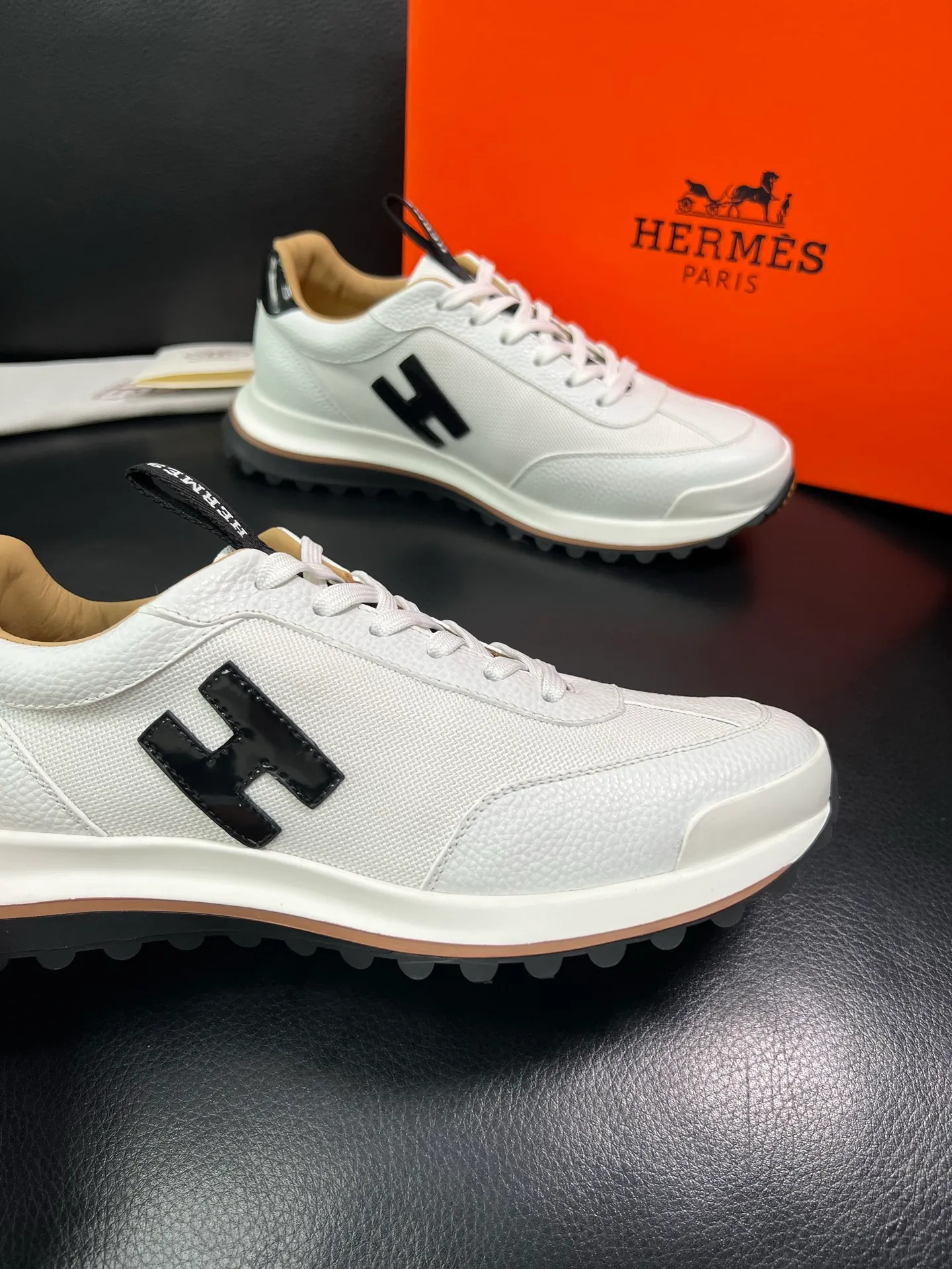Men's shoes 💰800 Hermes top purchasing Hermes counters are on sale at the same time with original factory configuration, original cowhide imported from Italy and mesh fabric, high-quality splicing technology, fully imported water-dyed cowhide lining, soles: original soles specially provided by the original factory are super comfortable, the original factory follows the order and high quality, you can enter and exit the counter at will, you are welcome to compare and synchronize with the counter, code number 39-44 (customized 38 45) 85863